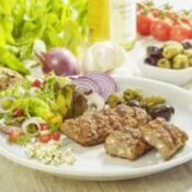 Bifteki mit gemischten Salat, Fetakäse und Oliven
