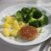 Pfannenfrikadelle mit Brokkoli, Bechamelsauce und Salzkartoffeln