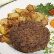 Rindfleischfrikadelle nach Burger-Art mit Spiegelei und Bratkartoffeln